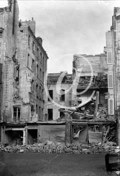 CAEN(14000) Anne 1944 Immeubles touchs par les bombardements mais encore debout (col. Ede.)