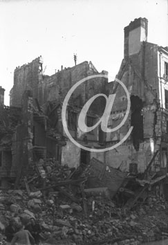 CAEN(14000) Ann�e 1944 Photographie montrant un immeuble totalement d�truit par les bombardements alli�s sur la ville de Caen (col. Ede.).

