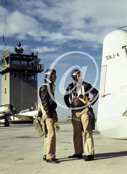 inconnu() Seconde guerre mondiale US Navy en couleurs - Srie 80-GK- : Deux pilotes en tenue complte sur un arodrome.