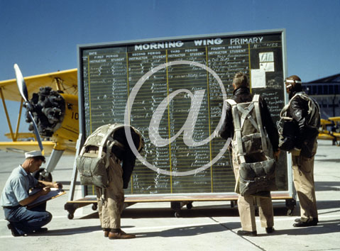 inconnu() Seconde guerre mondiale US Navy en couleurs - Srie 80-GK- : Des pilotes en tenue complte consultent le plan de vol inscrit sur un grand tableau noir avant de gagner leur appareil.