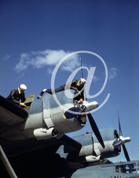 inconnu() Seconde guerre mondiale US Navy en couleurs - Srie 80-GK- : Des mcaniciens entretiennent les moteurs d